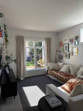 Renovated two bedroom cottage near the zoo